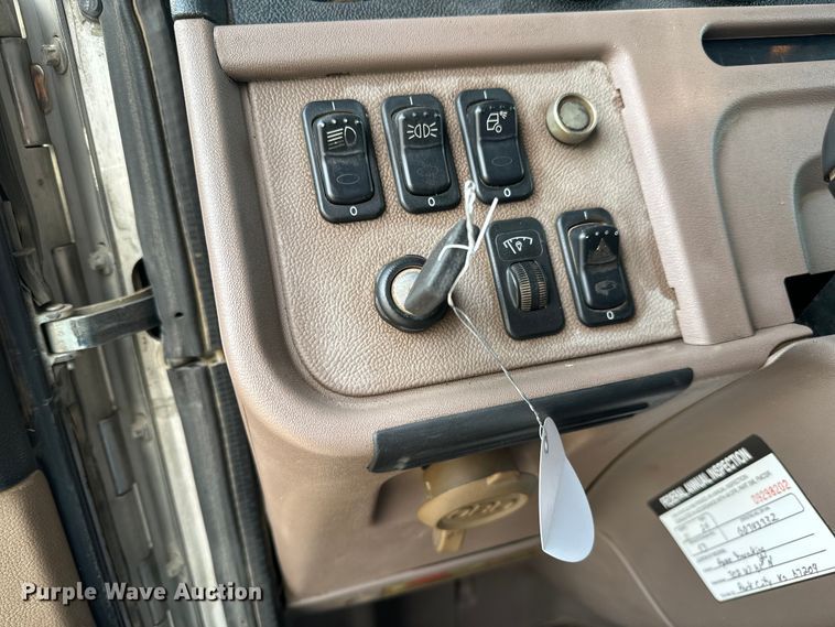 image for item NH9114 2016 Peterbilt 389 semi truck