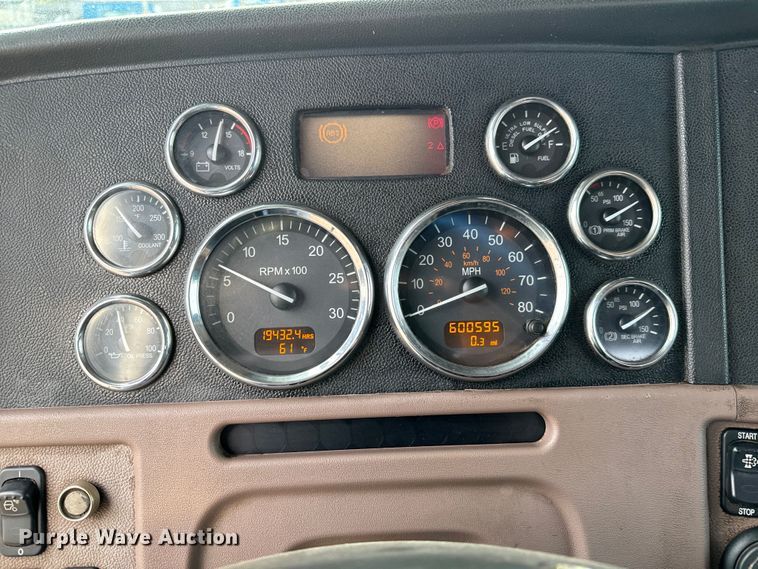 image for item NH9114 2016 Peterbilt 389 semi truck