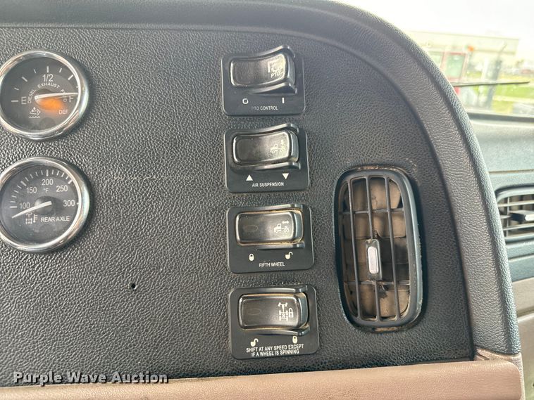 image for item NH9114 2016 Peterbilt 389 semi truck