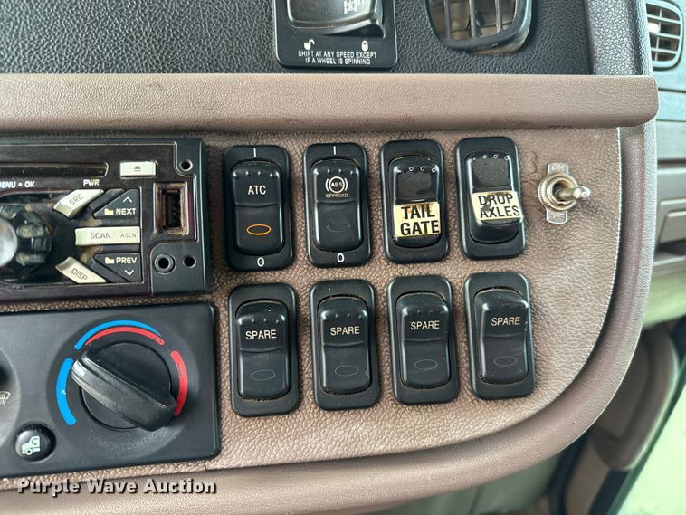 image for item NH9114 2016 Peterbilt 389 semi truck