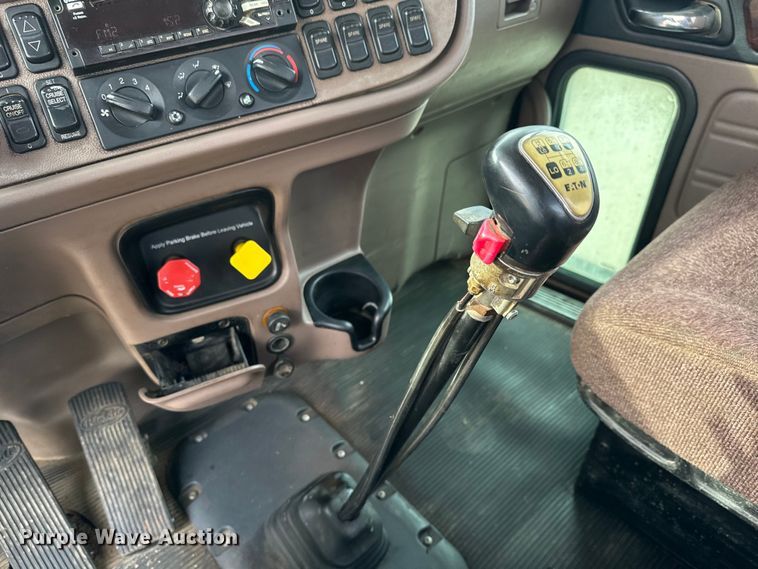 image for item NH9114 2016 Peterbilt 389 semi truck