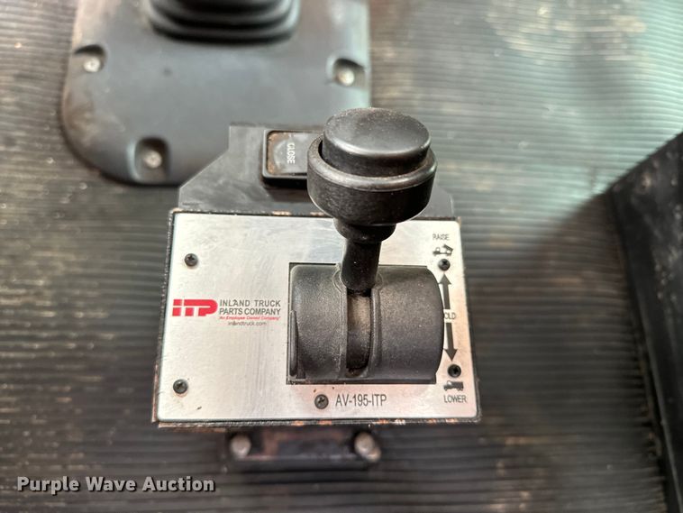 image for item NH9114 2016 Peterbilt 389 semi truck