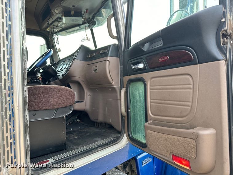 image for item NH9114 2016 Peterbilt 389 semi truck