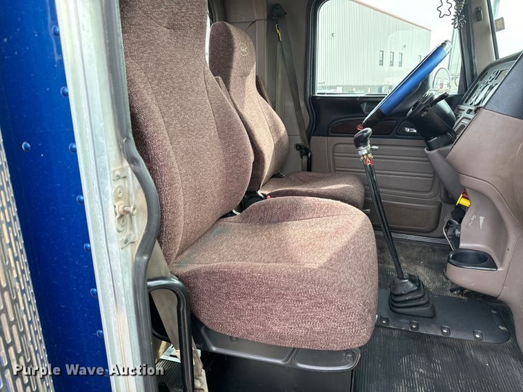 image for item NH9114 2016 Peterbilt 389 semi truck