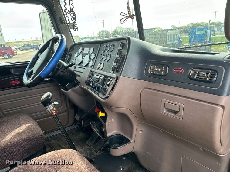 image for item NH9114 2016 Peterbilt 389 semi truck