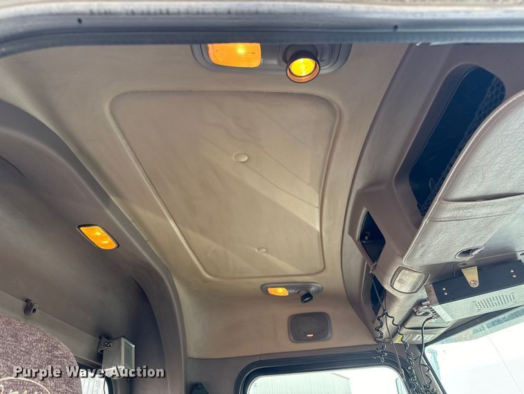 image for item NH9114 2016 Peterbilt 389 semi truck