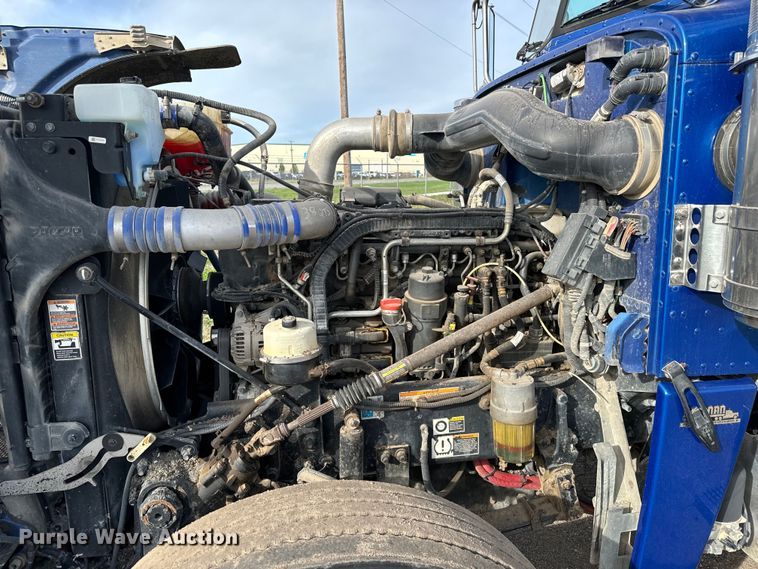 image for item NH9114 2016 Peterbilt 389 semi truck