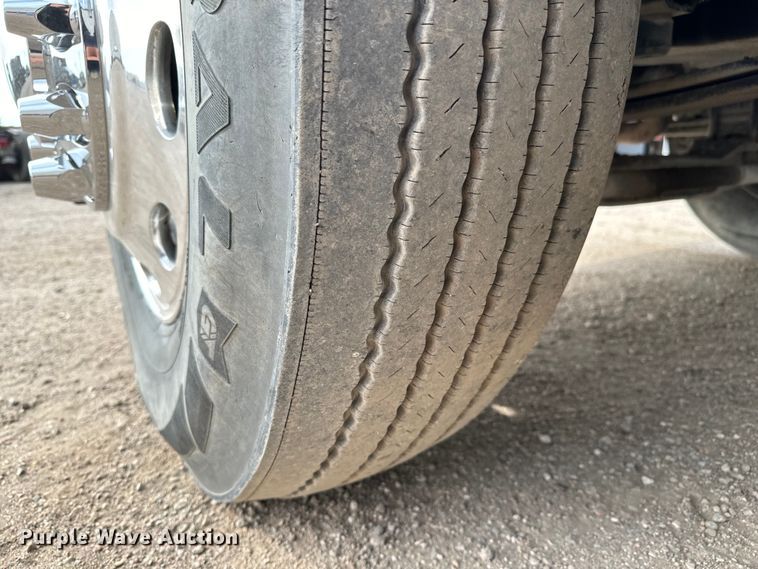 image for item NH9114 2016 Peterbilt 389 semi truck