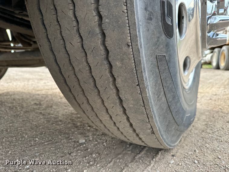 image for item NH9114 2016 Peterbilt 389 semi truck