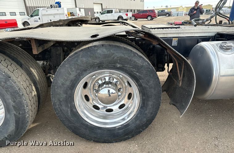 image for item NH9114 2016 Peterbilt 389 semi truck