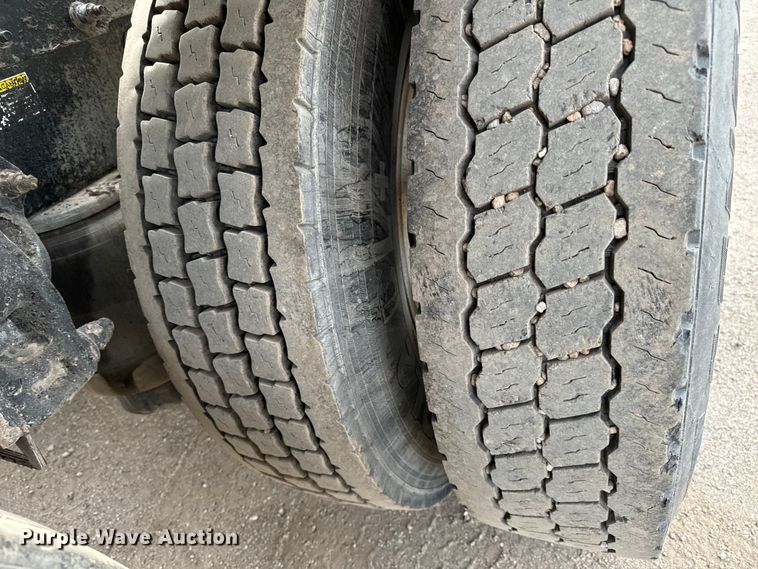 image for item NH9114 2016 Peterbilt 389 semi truck