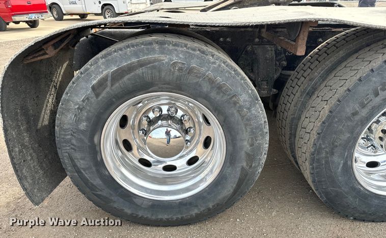 image for item NH9114 2016 Peterbilt 389 semi truck