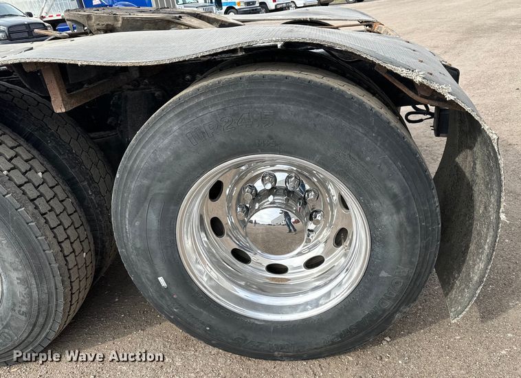 image for item NH9114 2016 Peterbilt 389 semi truck