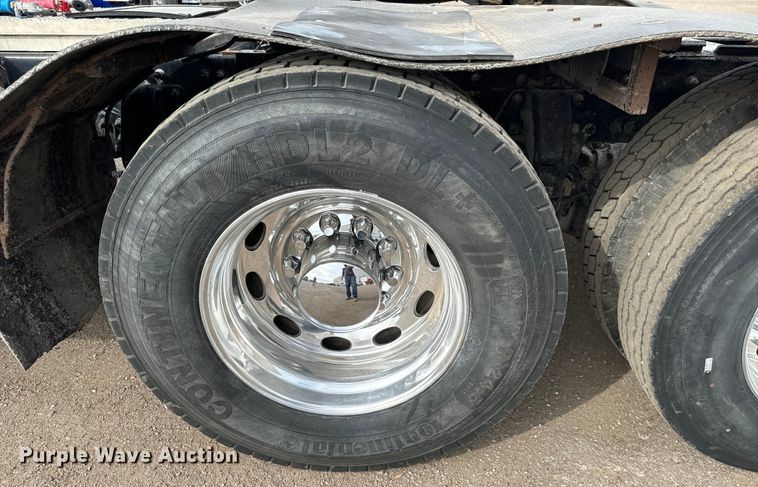 image for item NH9114 2016 Peterbilt 389 semi truck