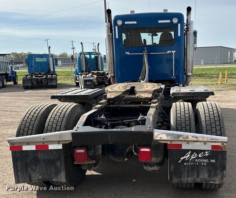 image for item NH9115 2016 Peterbilt 389 semi truck