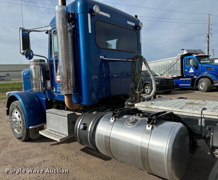 image for item NH9115 2016 Peterbilt 389 semi truck