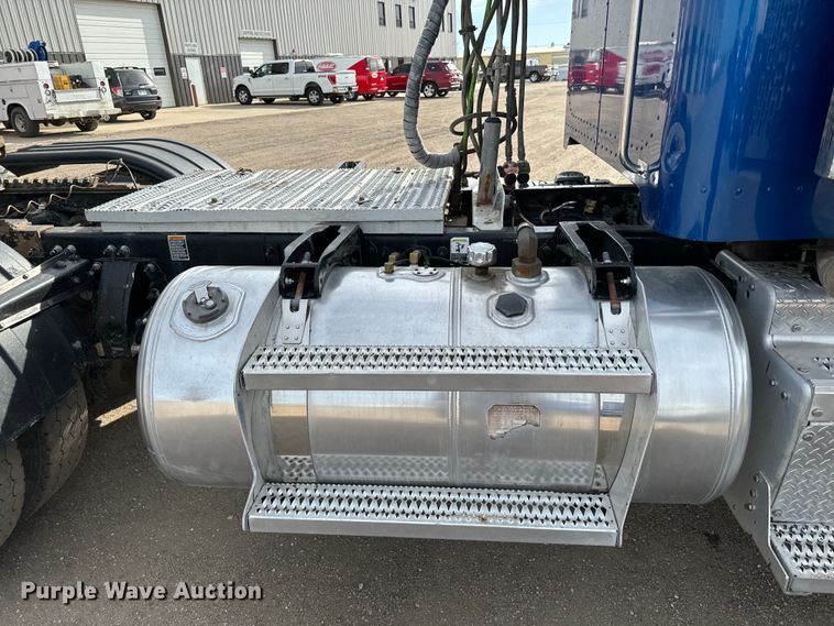 image for item NH9115 2016 Peterbilt 389 semi truck