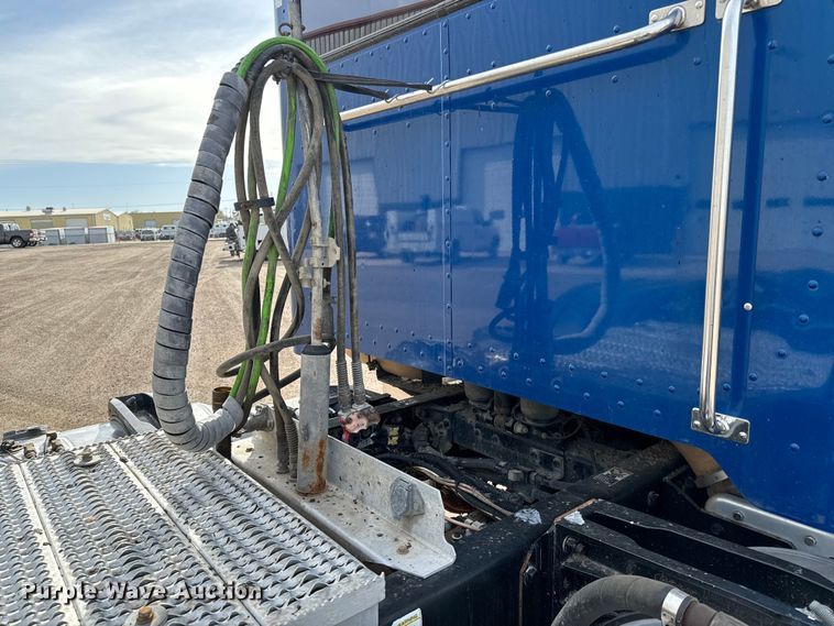 image for item NH9115 2016 Peterbilt 389 semi truck