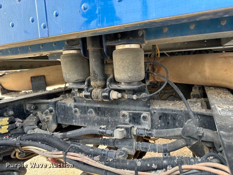 image for item NH9115 2016 Peterbilt 389 semi truck