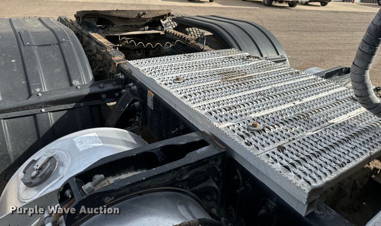 image for item NH9115 2016 Peterbilt 389 semi truck