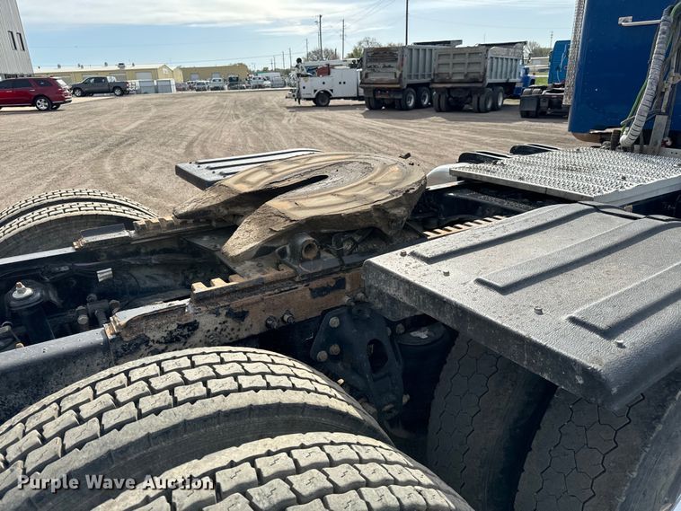 image for item NH9115 2016 Peterbilt 389 semi truck