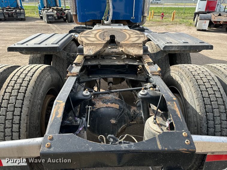 image for item NH9115 2016 Peterbilt 389 semi truck