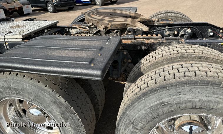 image for item NH9115 2016 Peterbilt 389 semi truck