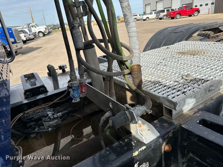 image for item NH9115 2016 Peterbilt 389 semi truck