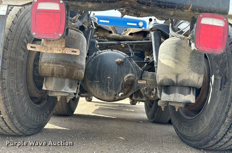 image for item NH9115 2016 Peterbilt 389 semi truck