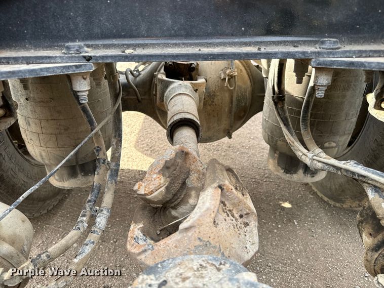 image for item NH9115 2016 Peterbilt 389 semi truck