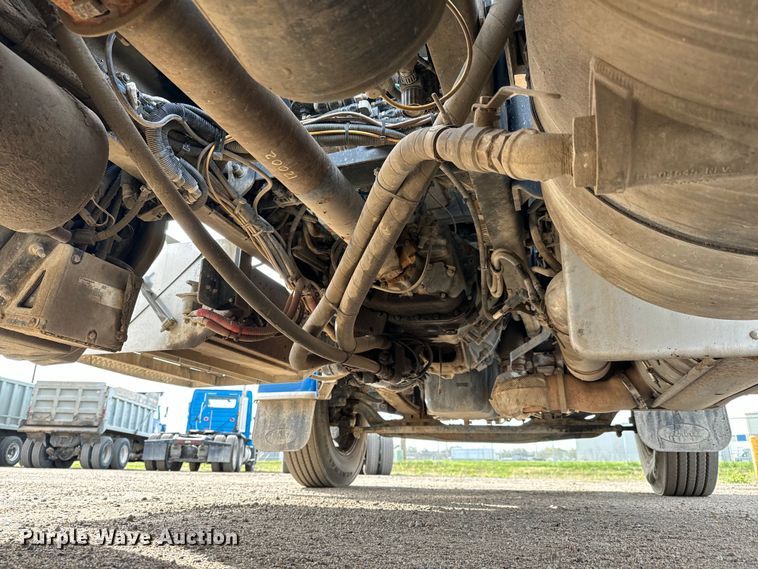 image for item NH9115 2016 Peterbilt 389 semi truck