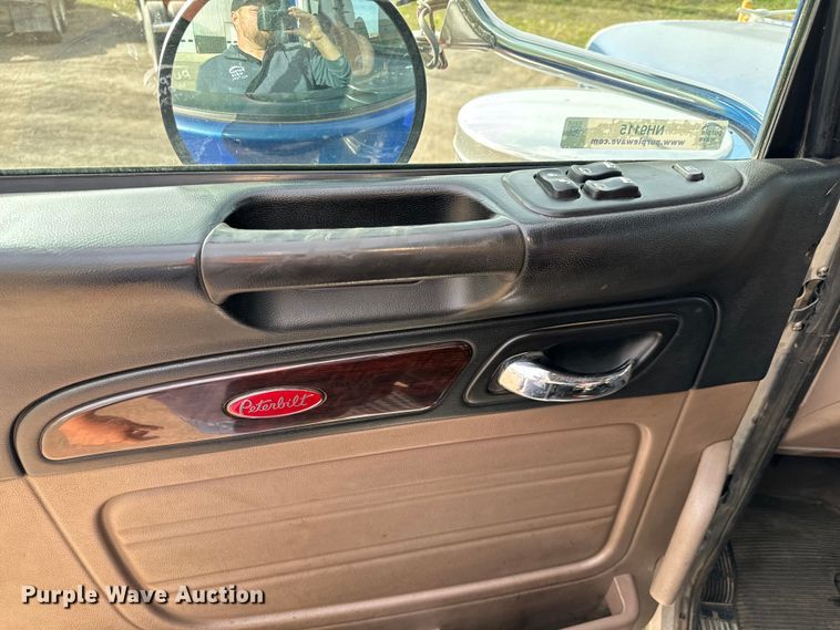 image for item NH9115 2016 Peterbilt 389 semi truck