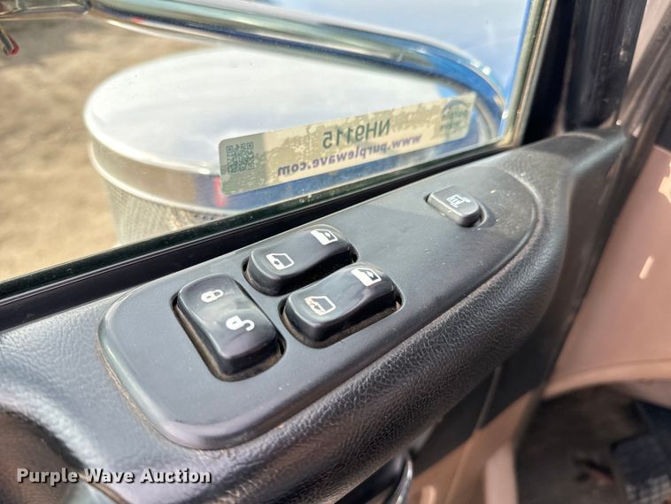 image for item NH9115 2016 Peterbilt 389 semi truck