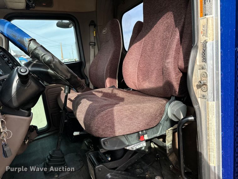 image for item NH9115 2016 Peterbilt 389 semi truck