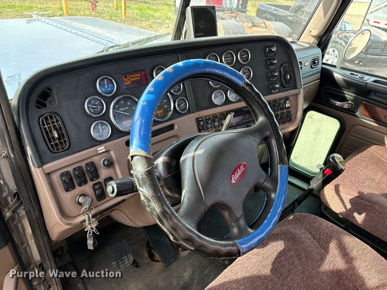 image for item NH9115 2016 Peterbilt 389 semi truck