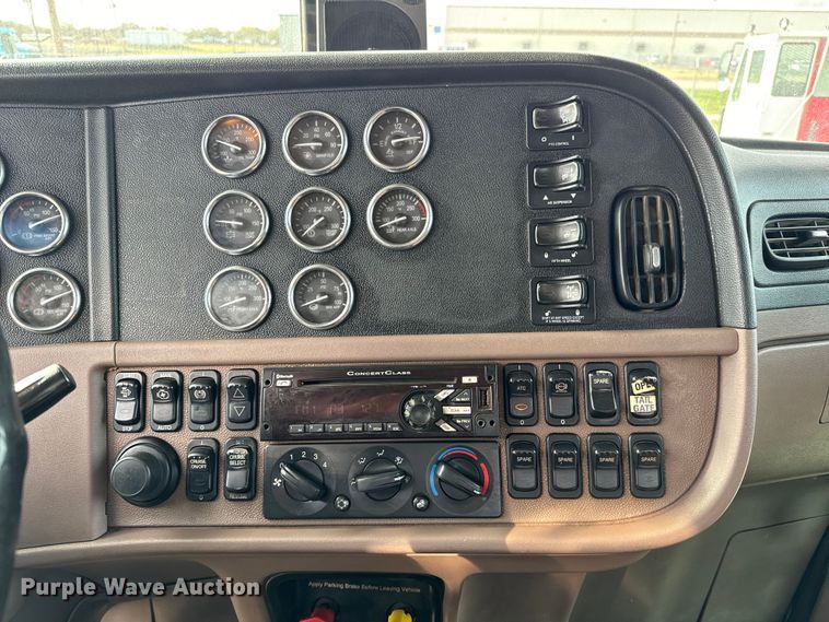 image for item NH9115 2016 Peterbilt 389 semi truck