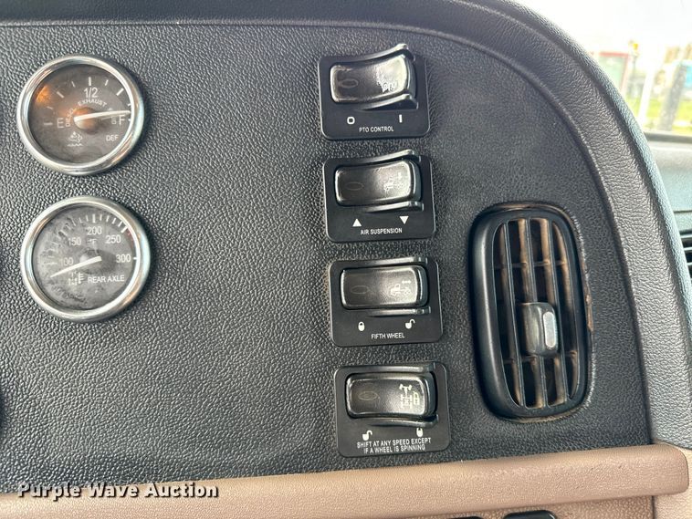 image for item NH9115 2016 Peterbilt 389 semi truck