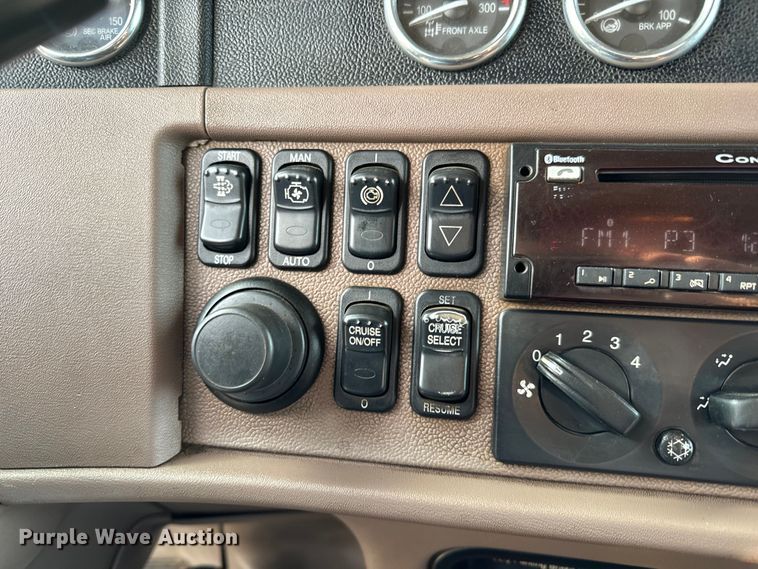 image for item NH9115 2016 Peterbilt 389 semi truck