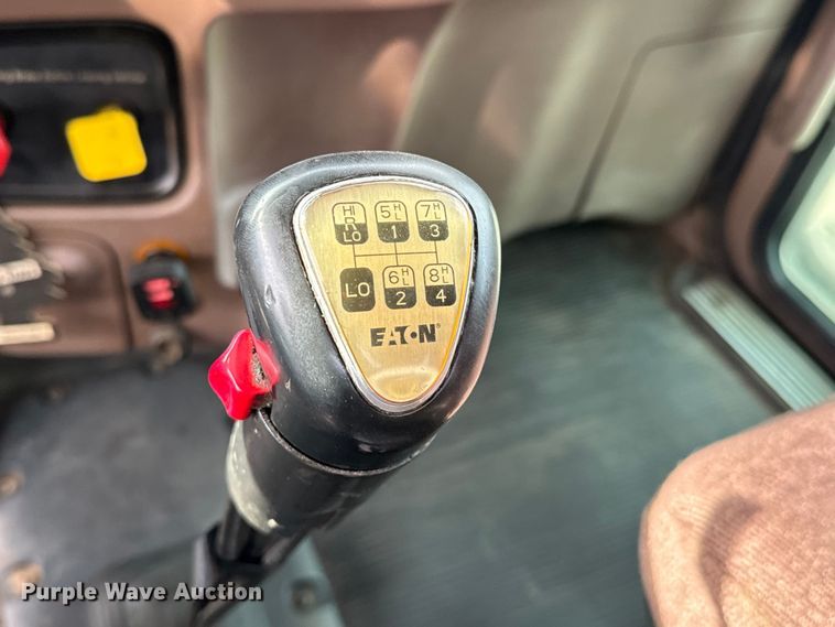 image for item NH9115 2016 Peterbilt 389 semi truck