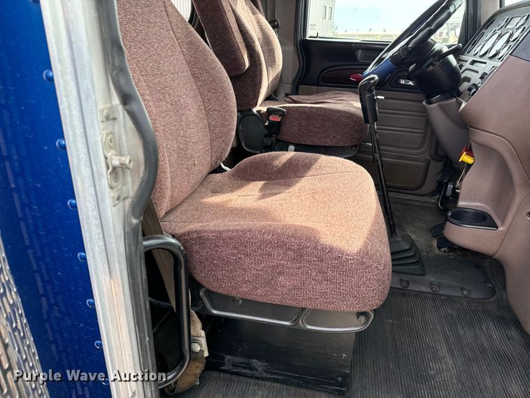 image for item NH9115 2016 Peterbilt 389 semi truck