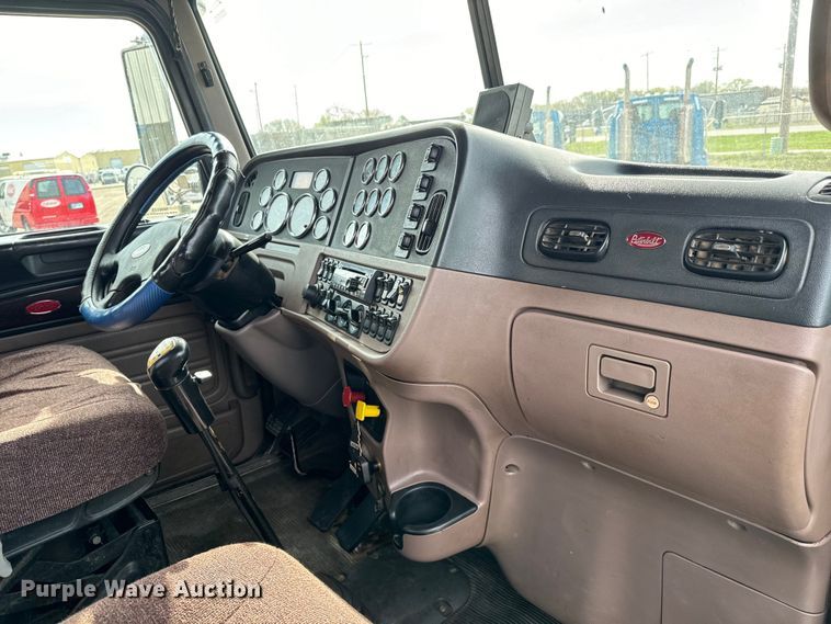 image for item NH9115 2016 Peterbilt 389 semi truck