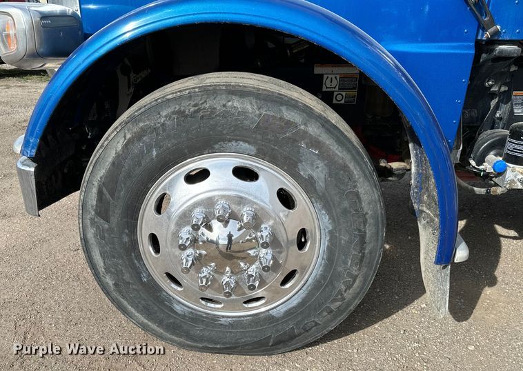 image for item NH9115 2016 Peterbilt 389 semi truck