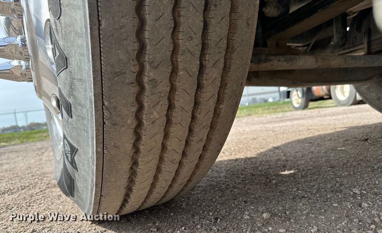 image for item NH9115 2016 Peterbilt 389 semi truck