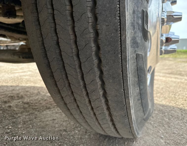 image for item NH9115 2016 Peterbilt 389 semi truck