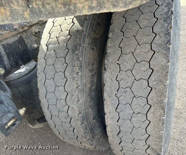 image for item NH9115 2016 Peterbilt 389 semi truck