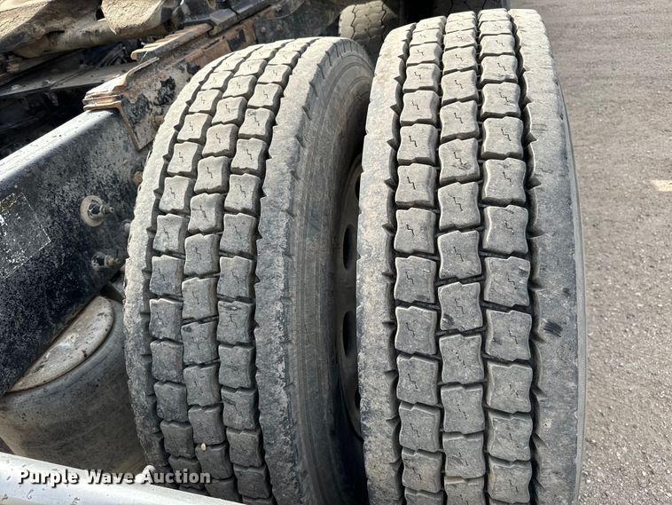 image for item NH9115 2016 Peterbilt 389 semi truck