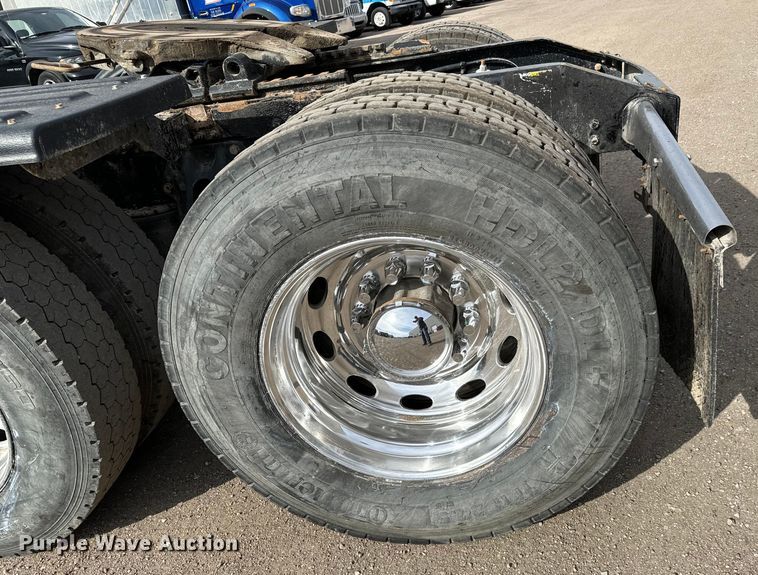 image for item NH9115 2016 Peterbilt 389 semi truck