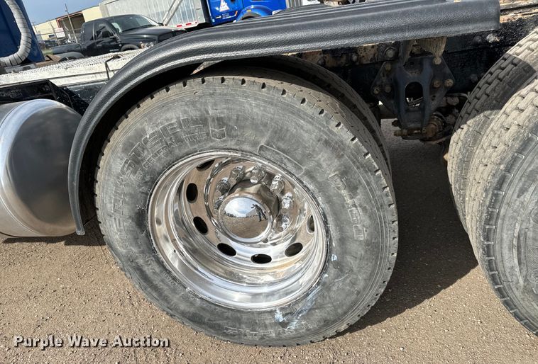 image for item NH9115 2016 Peterbilt 389 semi truck