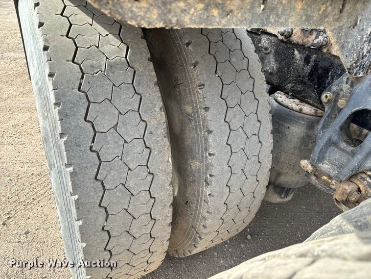 image for item NH9115 2016 Peterbilt 389 semi truck