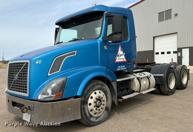 image for item NH9118 2005 Volvo VNL semi truck